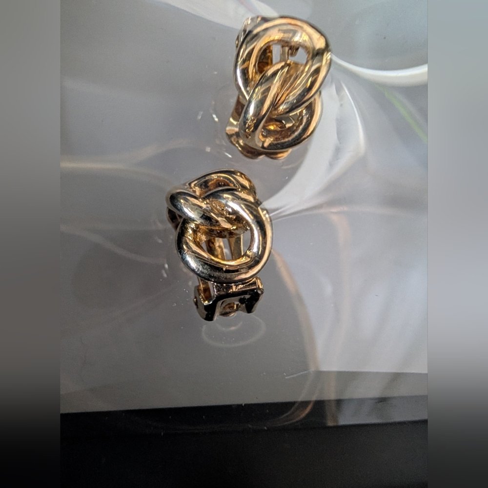 Christian Dior Vintage Small Gold Knot Earrings - Picture 2 of 4
